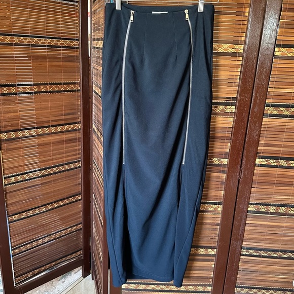 🌟3/$20🌟 THE COVERII Navy Skirt - Picture 1 of 5